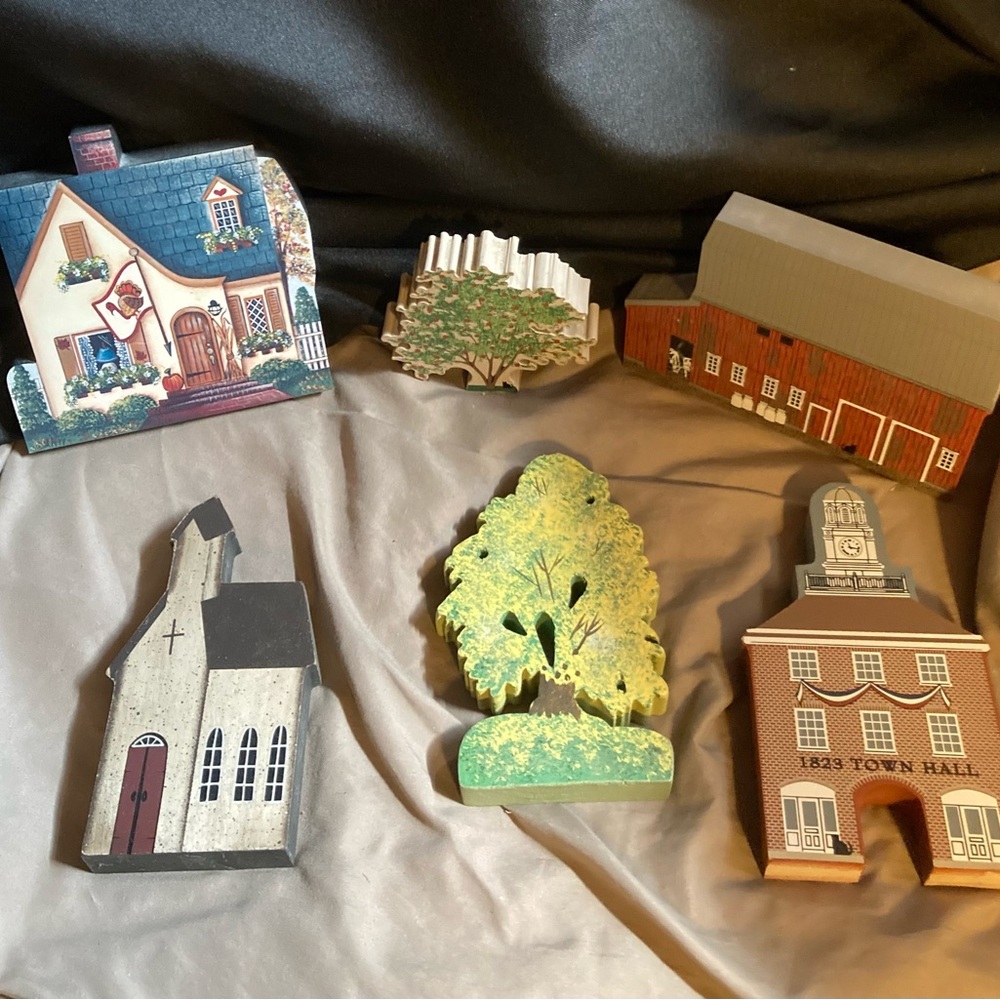 Charming Wooden Home Accent Set